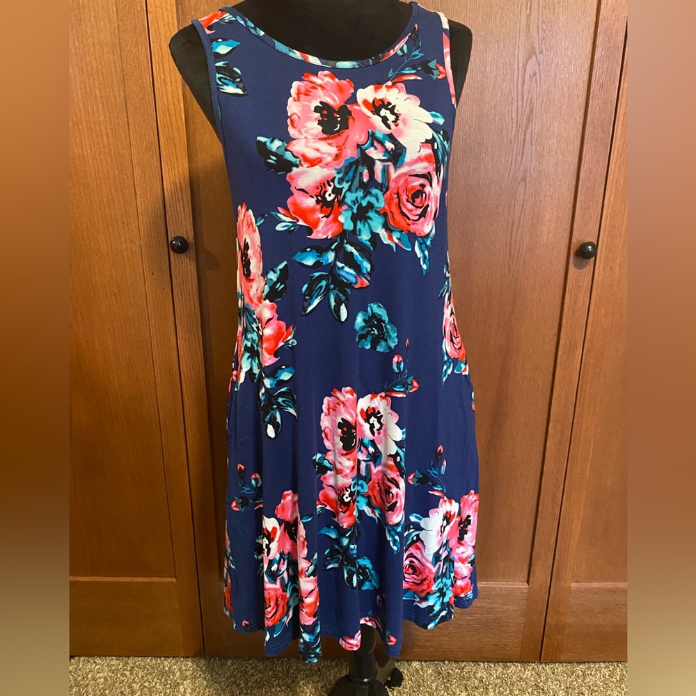 Women’s floral, super soft dress with hidden pockets, size medium; never worn